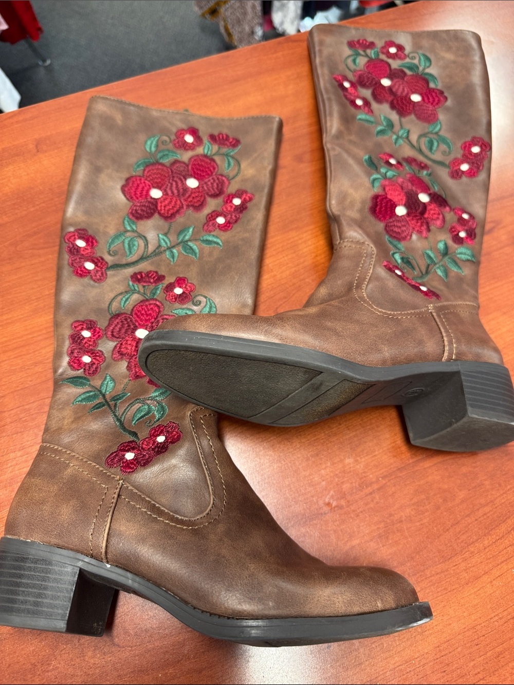 Francesca’s embroidered boots size 7.5 // 083030
